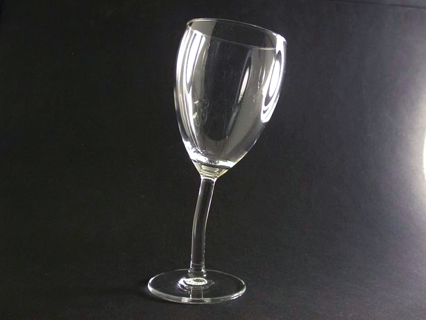Verre tordue vin rouge